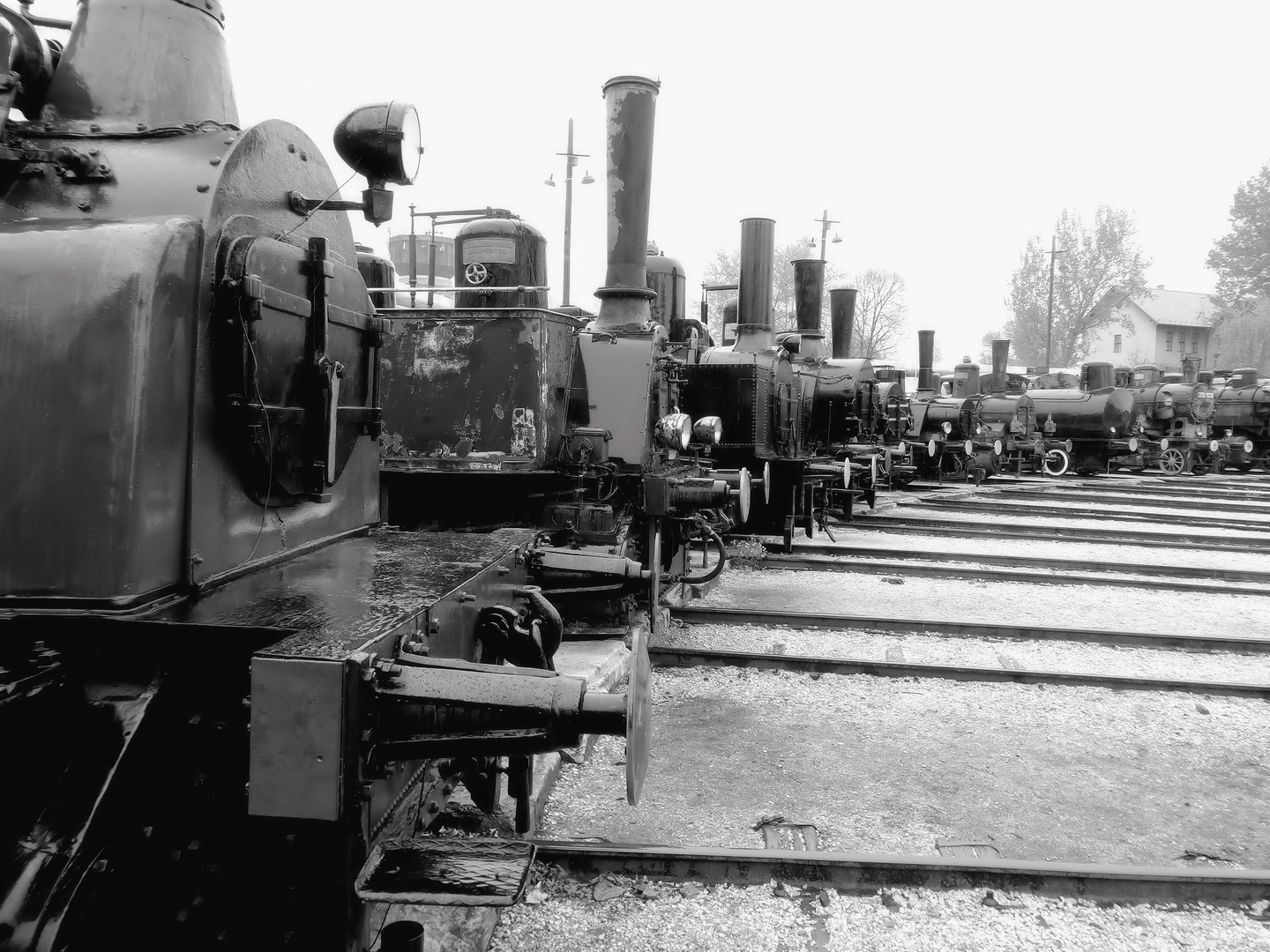 Parade historischer Dampfloks im Bahnhistorischen Park in Budapest