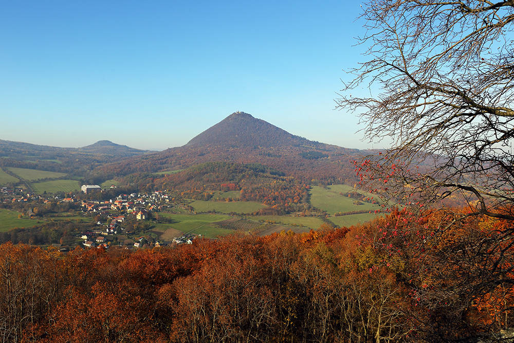 Paradeblick auf den Milischauer (Milesovka) vom Ostry im Böhmischen Mittelgebirge gestern Nachmittag