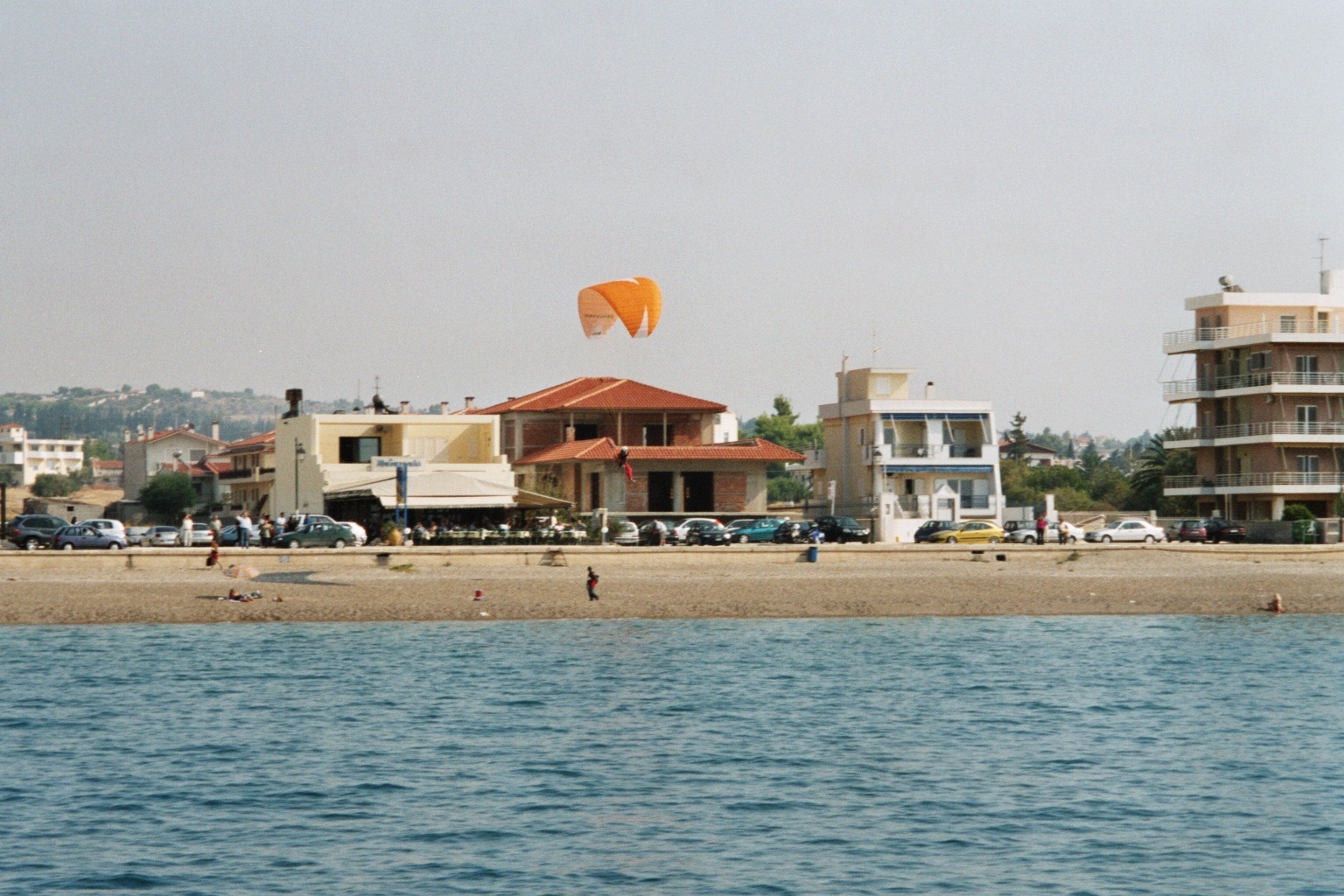 Paragleiter am Strand