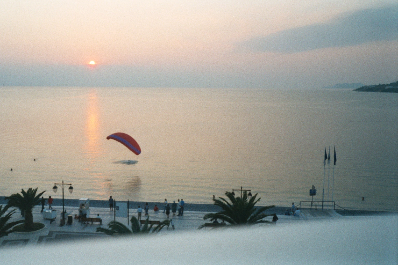 Paragleiter am Strand - Loutraki