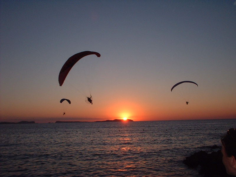 Paragleiter folgen der Sonne