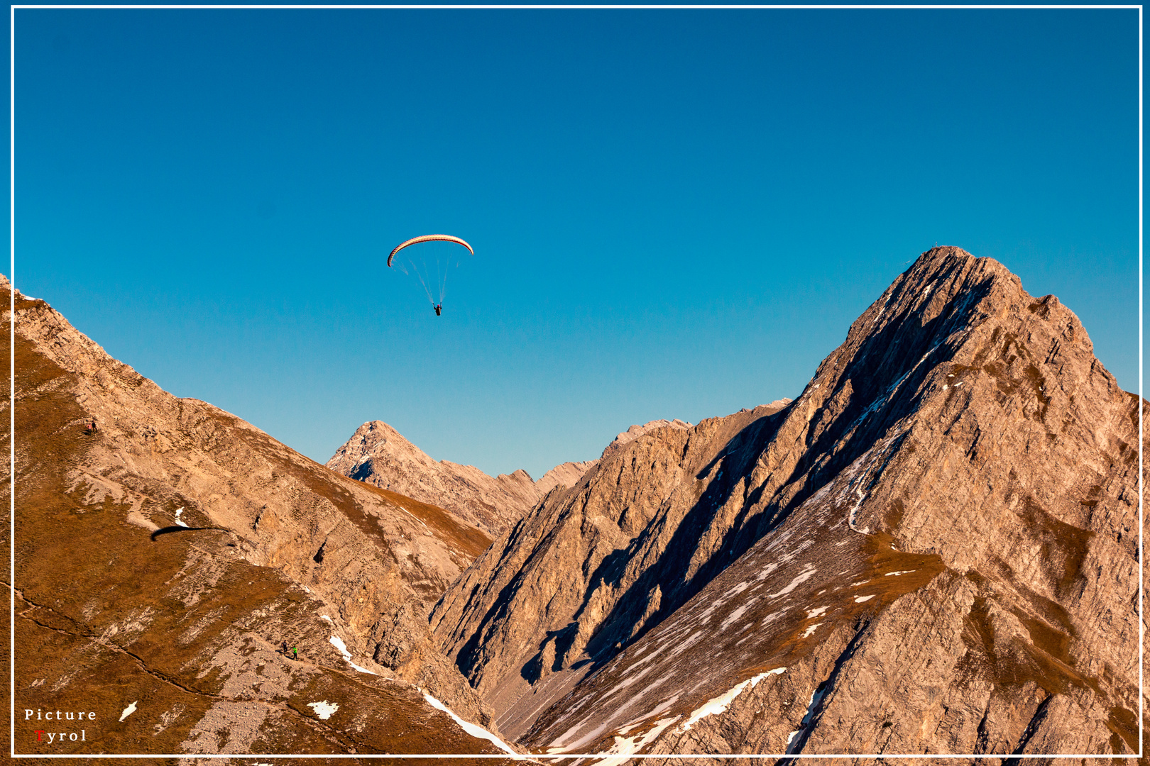 Paragleiter im Berg