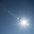 Paragleiter nah an der Sonne