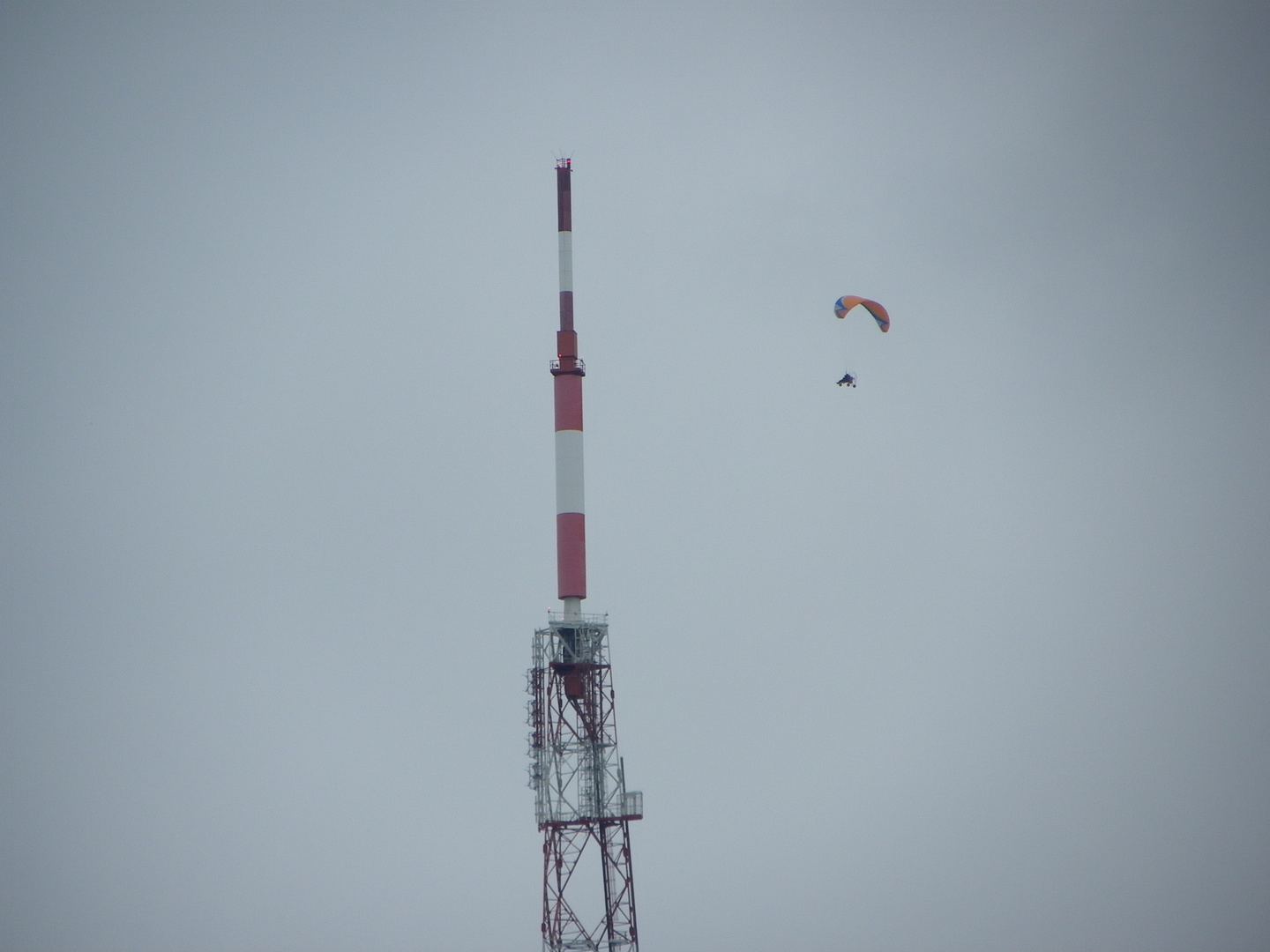 Paragleiter neben Fernsehturm