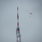 Paragleiter neben Fernsehturm