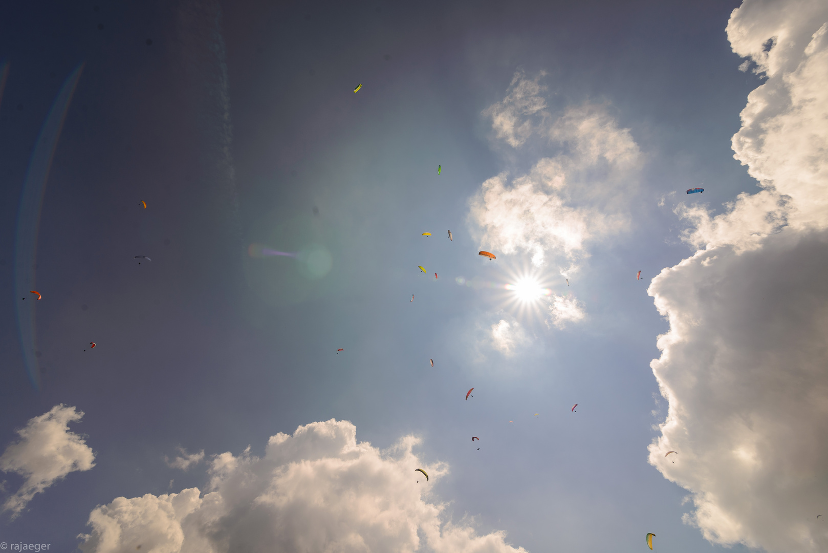 Paraglider am Himmel