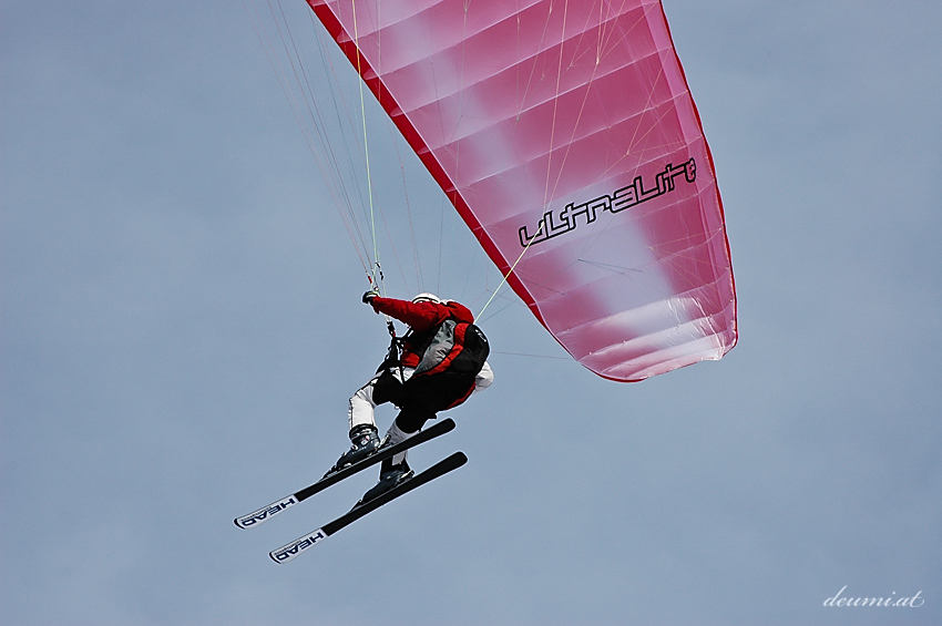 Paraglider auf Ski