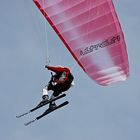 Paraglider auf Ski