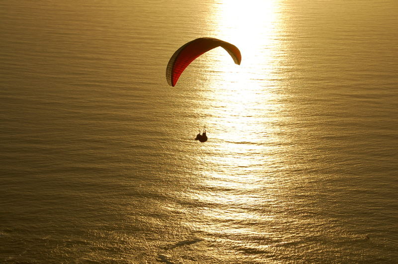 Paraglider bei Sonnenuntergang