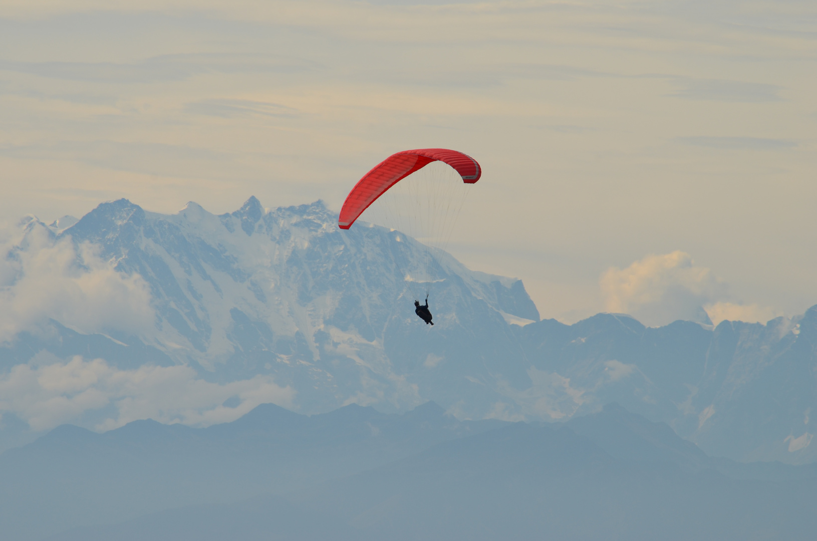 Paraglider im Angesicht des Monte Rosa und des Matterhorn's (in Wolken)