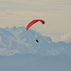 Paraglider im Angesicht des Monte Rosa und des Matterhorn's (in Wolken)