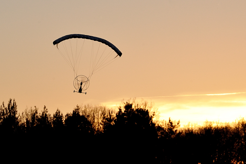 Paraglider im Sonnenuntergang