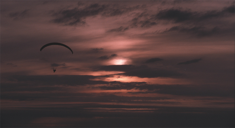 Paraglider im Sonnenuntergang