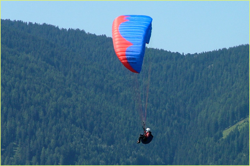 Paraglider im Vorbeiflug