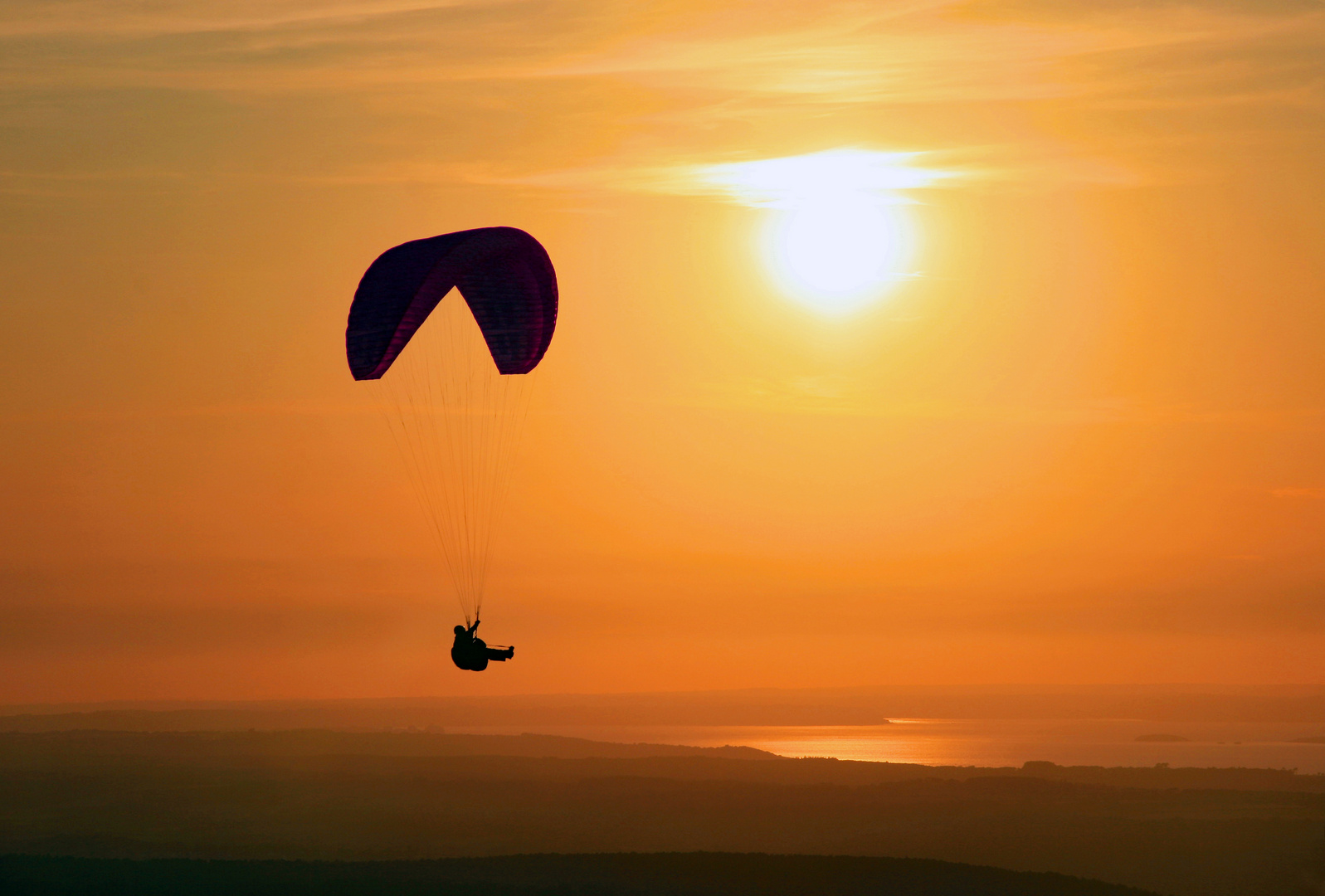 Paraglider in der Bretagne