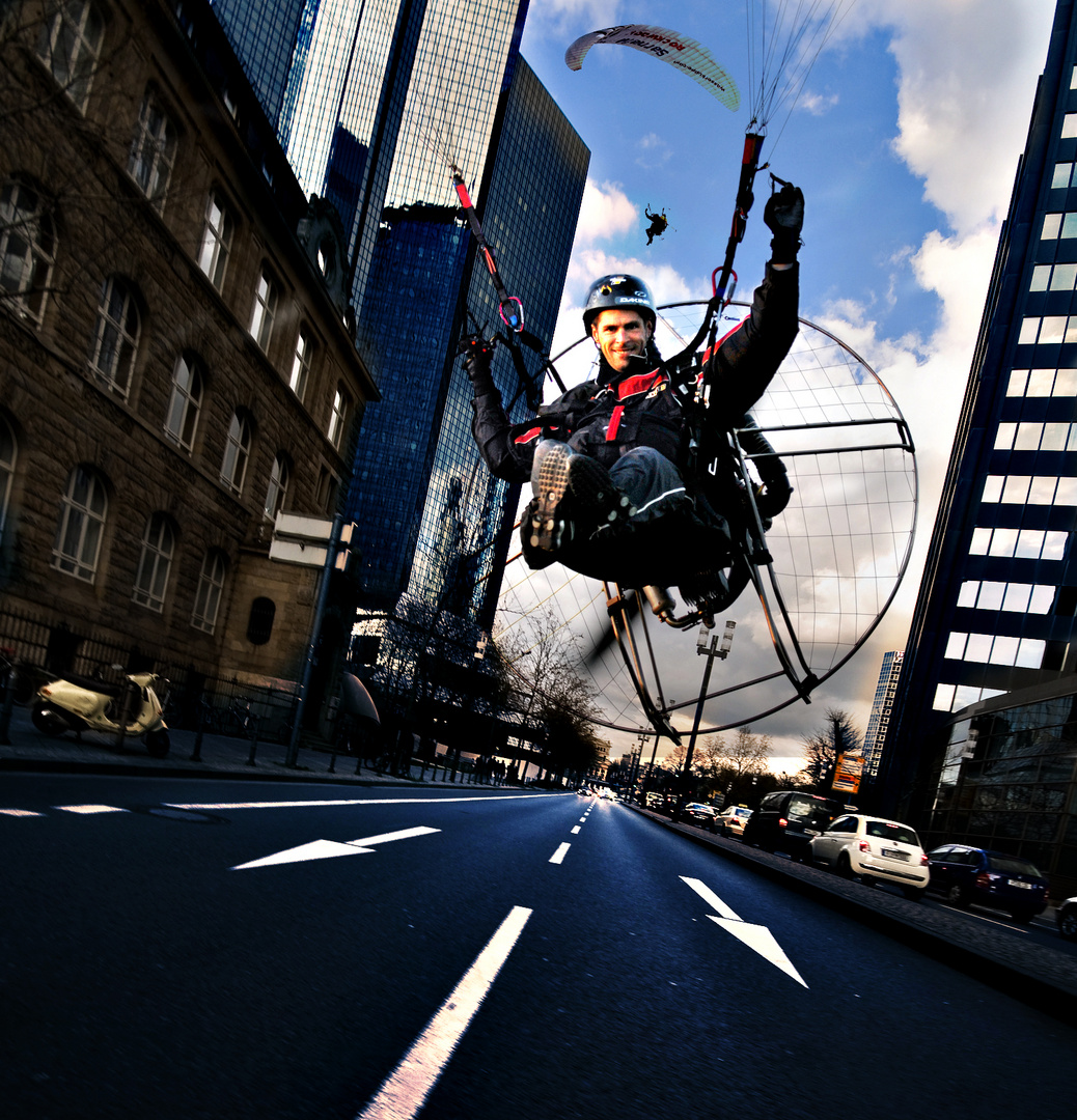 Paraglider in Frankfurts Skyline (reloaded)