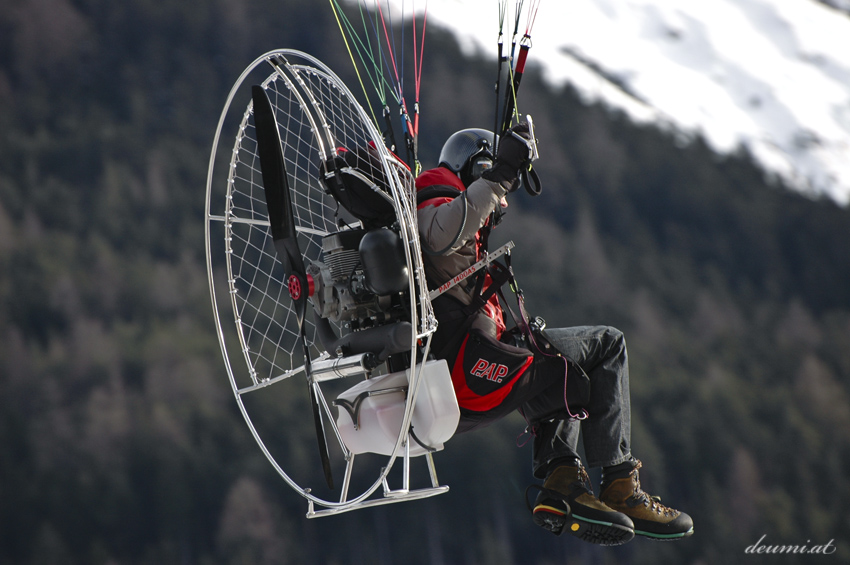 Paraglider mit Motorantrieb