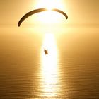 Paraglider ueber dem Atlantik