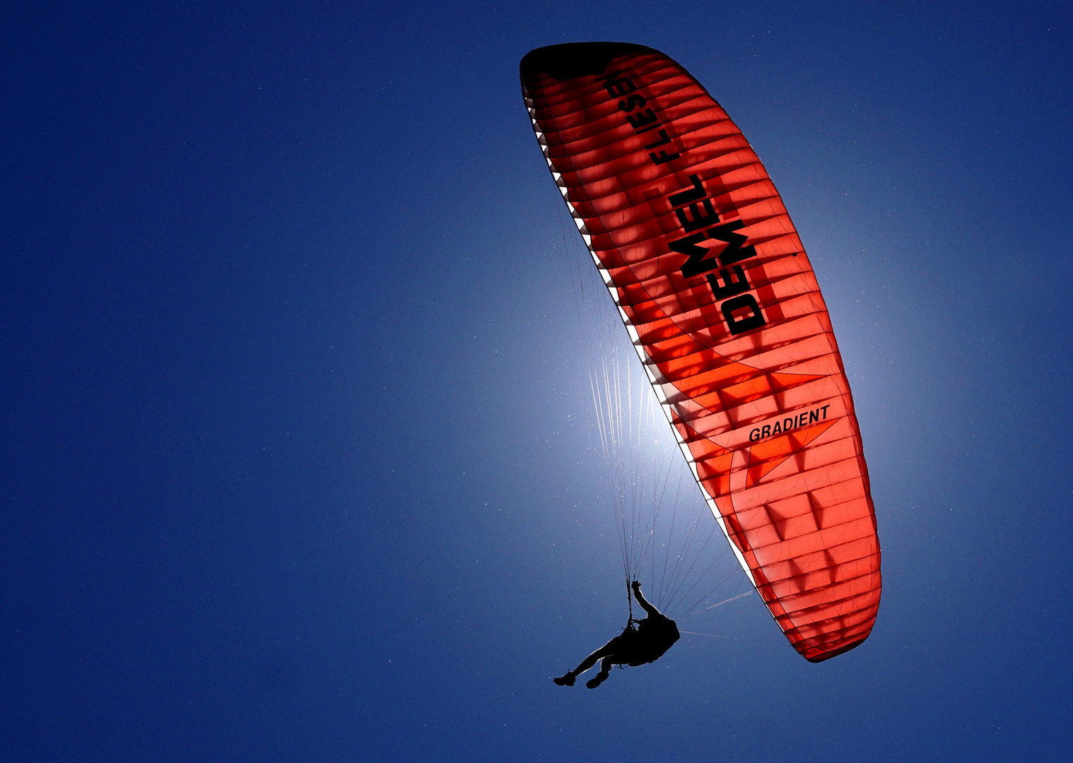 Paraglider über dem Lago Maggiore