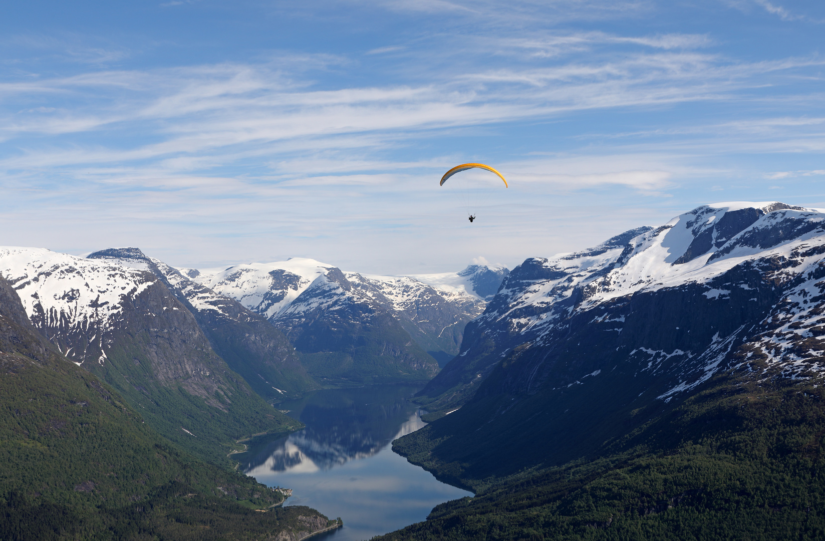 Paraglider über dem Nordfjord / Norwegen