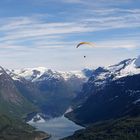 Paraglider über dem Nordfjord / Norwegen