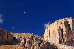 Paraglider über den Felsen