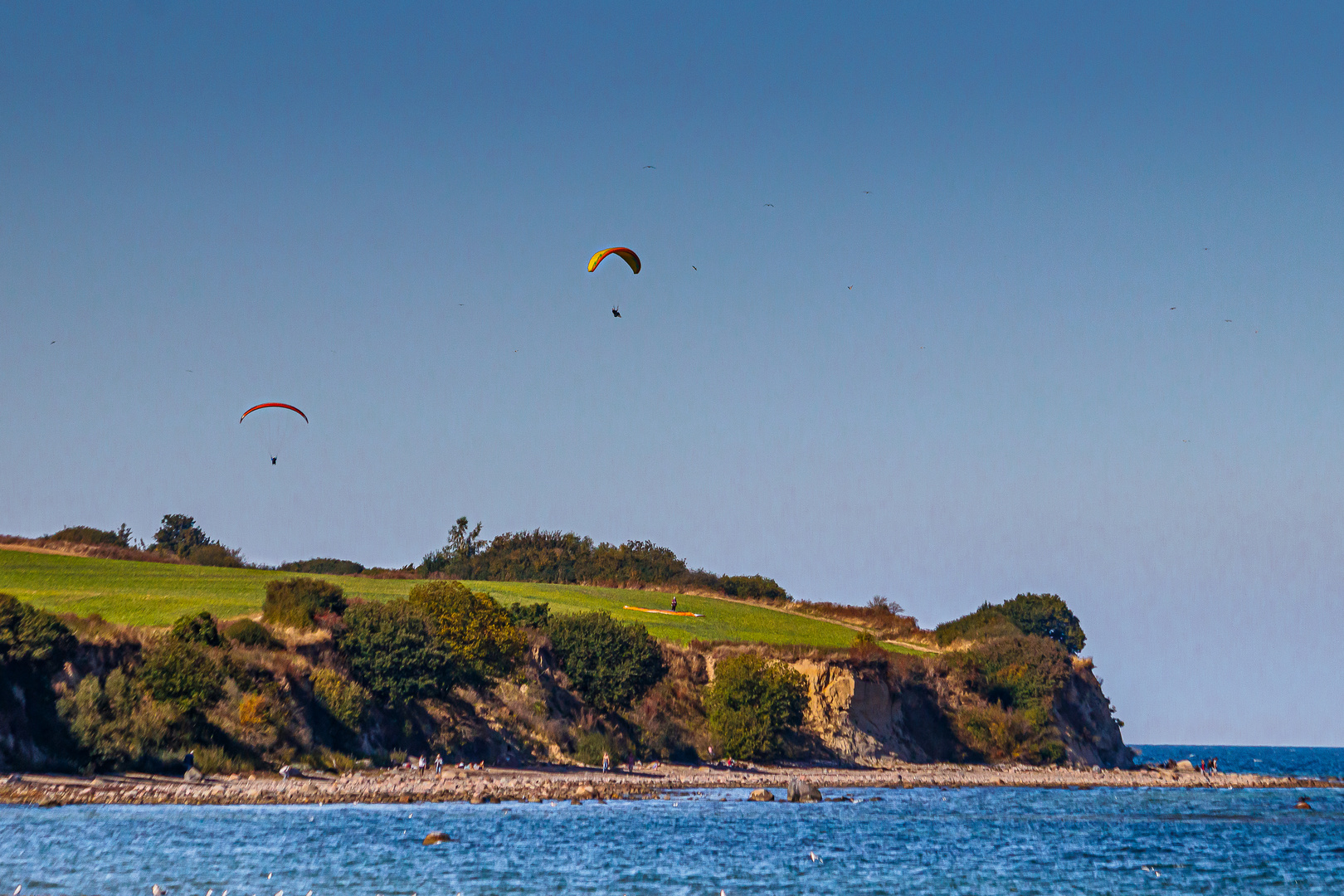 Paraglider über Steilküsten bei Boltenhagen