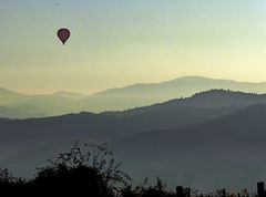 Paraglider und Heißluftballon