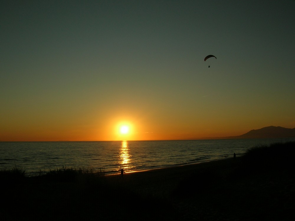 Paragliding am Strand von Elviria (Marbella).