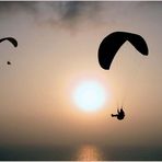 Paragliding im Fruhmorgennebel an die Kueste von Lima