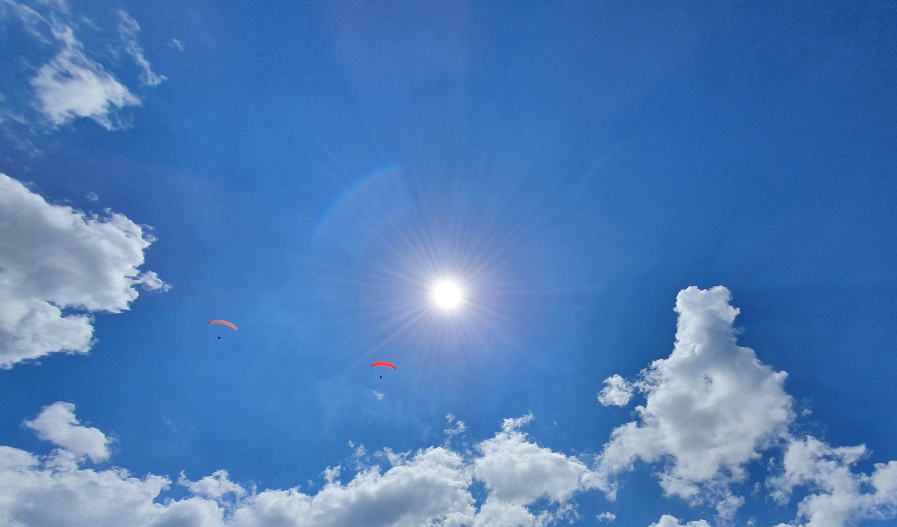 Paragliding in front of the 11er Sun