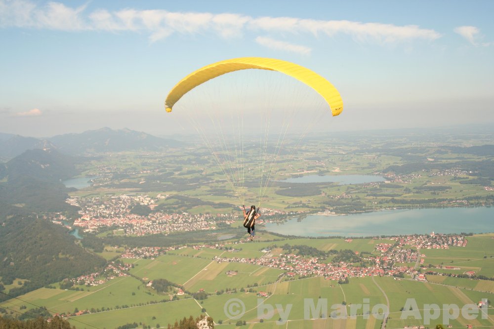 Paragliding vom Tegelberg im Allgäu mit Blick auf den Forggensee