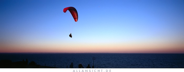 Paragluider beim Sonnenuntergang