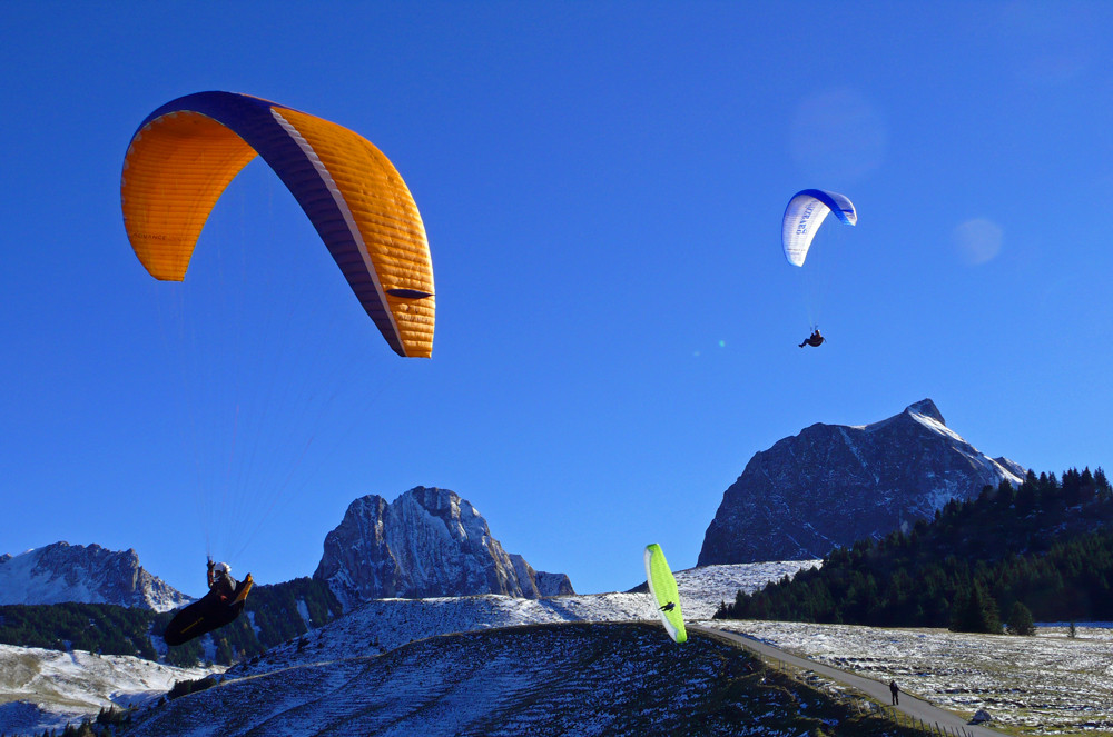 Paraglyding ballett on Gurnigel Wasserscheide, Part II (Switzerland)