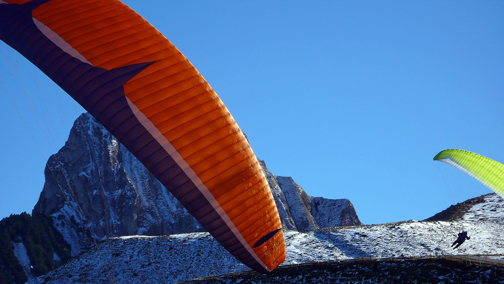 Paraglyding-Ballett on Gurnigel Wasserscheide (Switzerland)