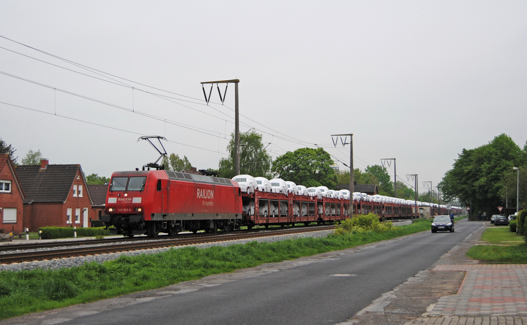 Parallel zur Bahnlinie...