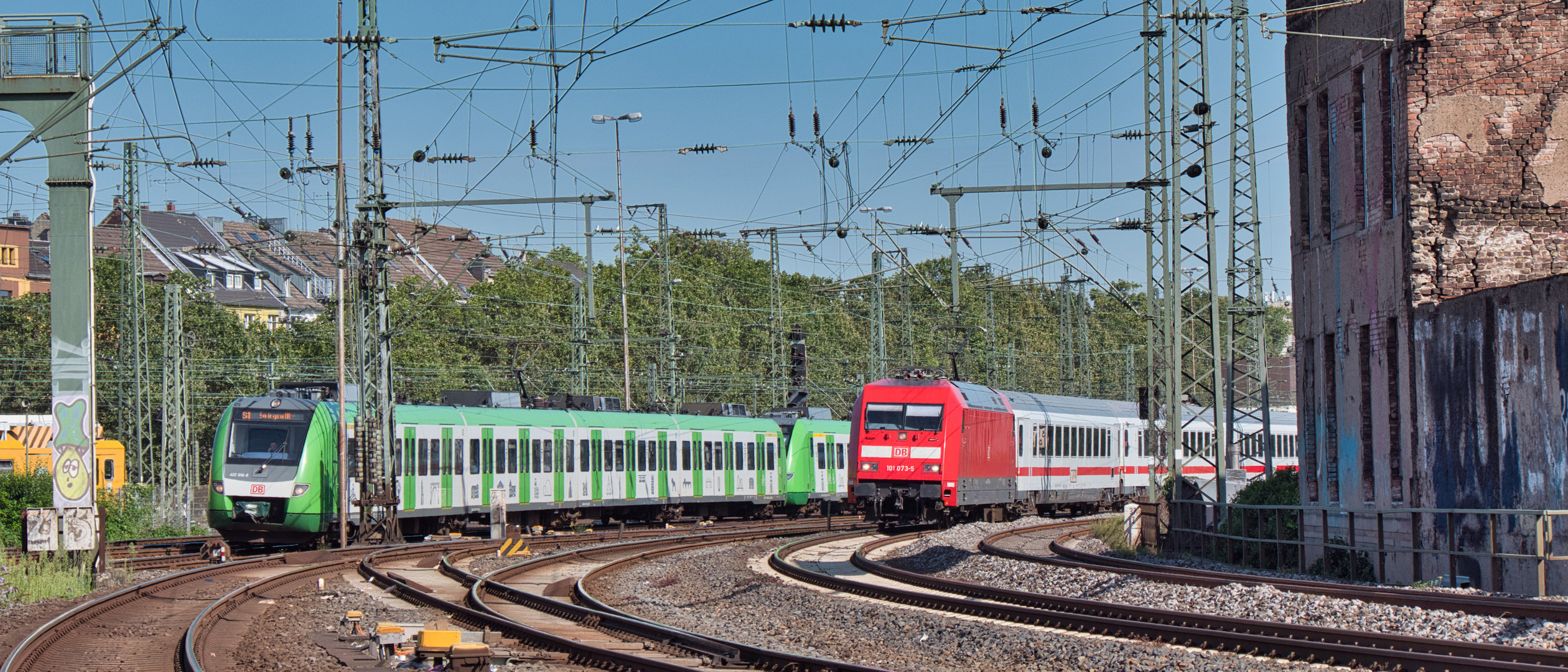 Parallelfahrt durch den Mastenwald