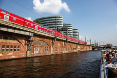 Parallelfahrt Stadtbahn und Spreeschiff