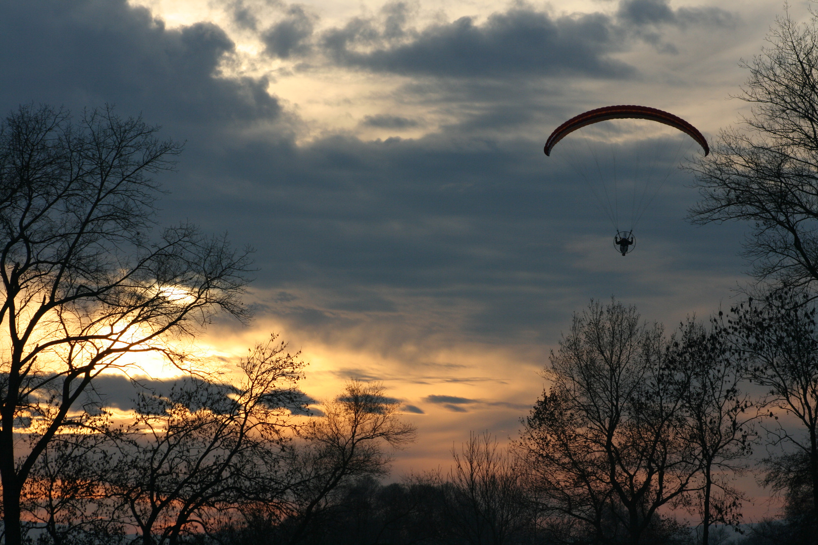 paramoteur coucher du soleil