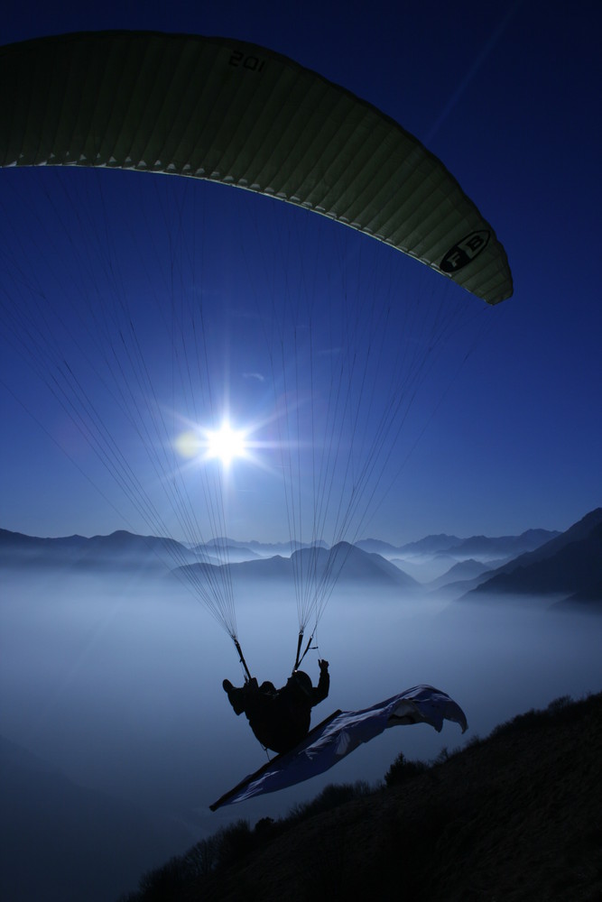 Parapendio con bandiera