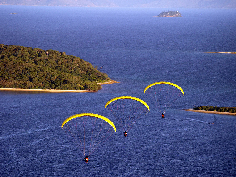 Parapente au-dessus de Nouméa 