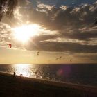 parapentes au coucher du soleil