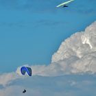 Parapentes dans le ciel équihenois