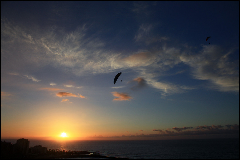 parapentes en el puerto