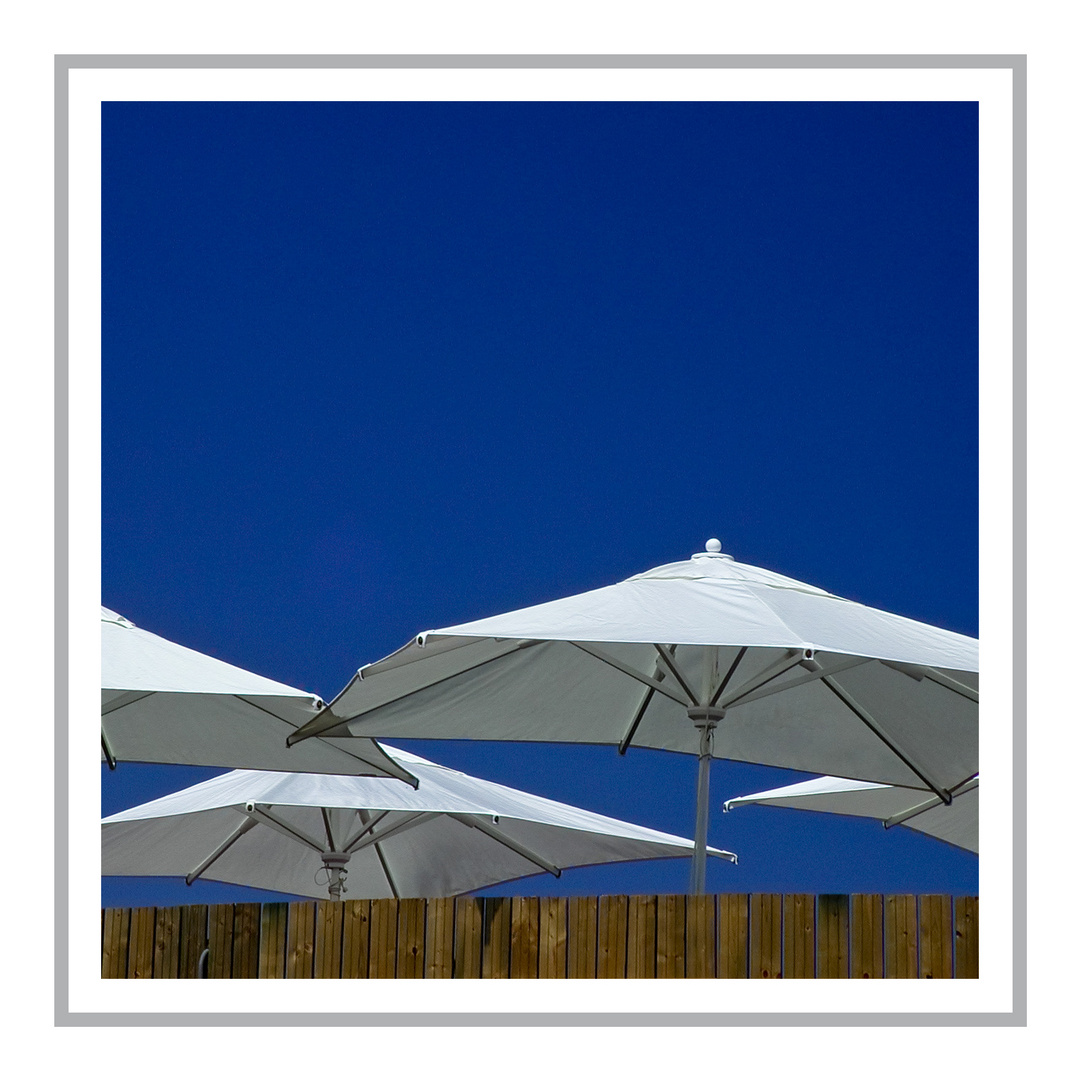 Parasols sur fond de ciel bleu