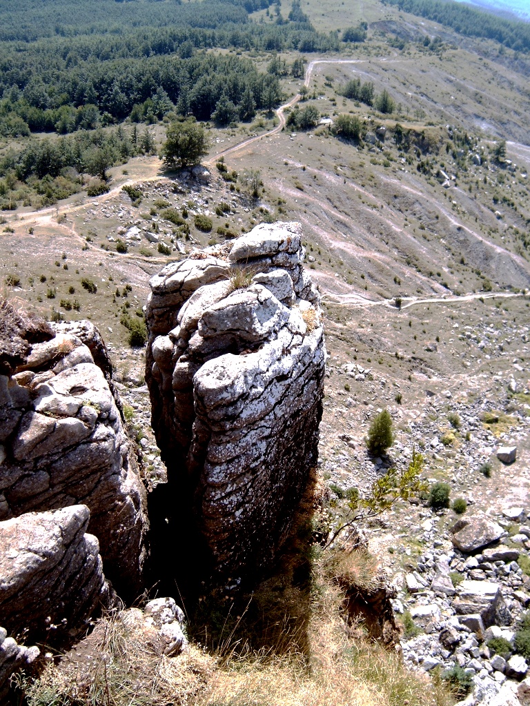 Parco sasso simone (PU)speone di roccia erosa dai secoli.