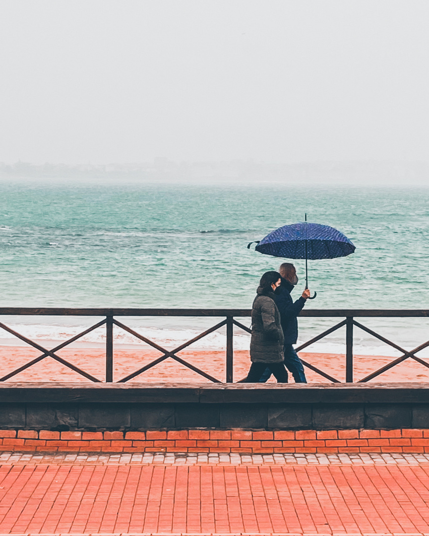 Pareja con paraguas el día de Navidad 