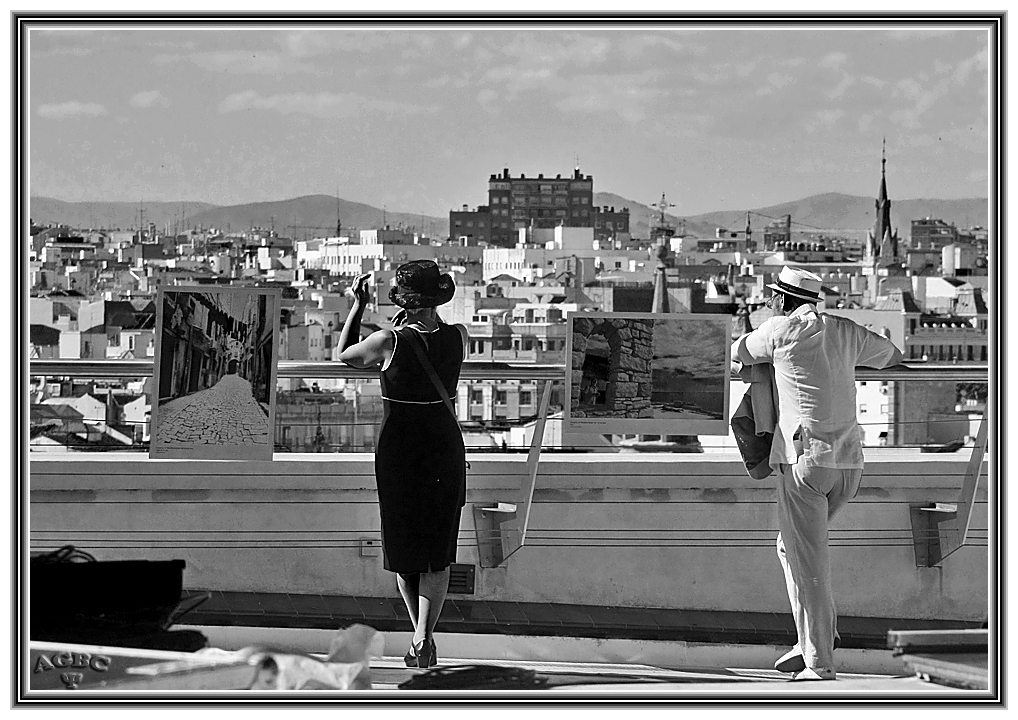 Pareja contemplando las azoteas de Madrid (B&W)