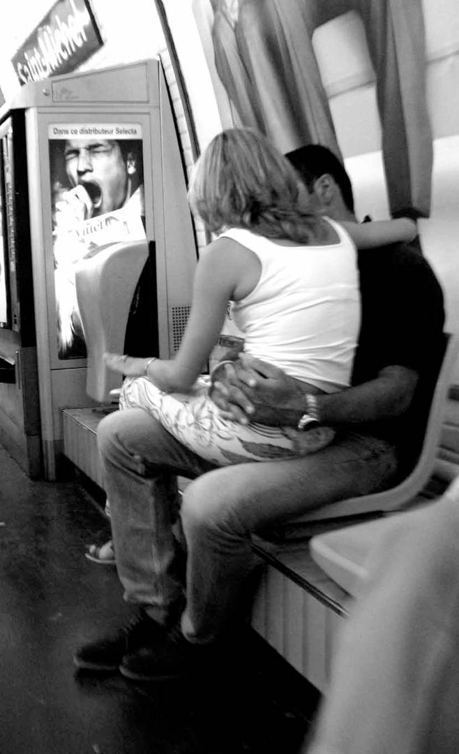 Pareja en el metro de París