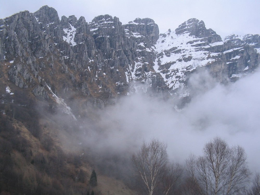 -- Pareti e torrioni nella nebbia